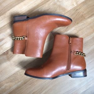 ⭐️ RENVY Riley Short Boot w/ Gold Chain in Cognac